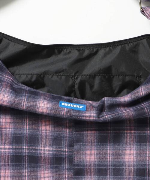 SEQUENZ（シークエンズ）の「【SEQUENZ（シークエンズ）】SHOULDER GATHER BAG / テック ショルダーバッグ 調節可能 ドローコード（ショルダーバッグ・レディース・ネイビー/その他1/その他2/ブラック/レッド/その他3/グリーン/ピンク・FREE）」の13枚目の写真