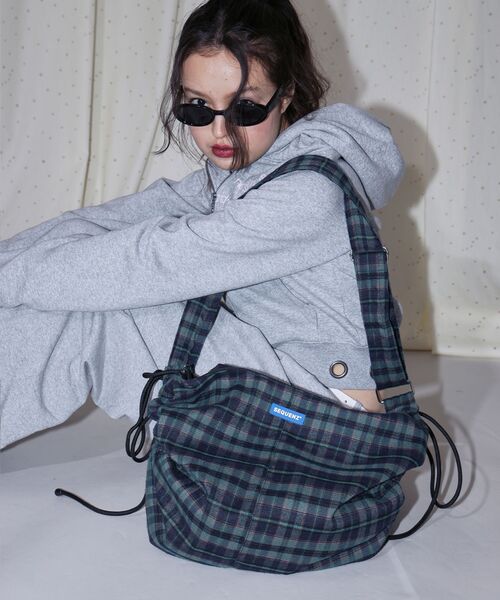 SEQUENZ（シークエンズ）の「【SEQUENZ（シークエンズ）】SHOULDER GATHER BAG / テック ショルダーバッグ 調節可能 ドローコード（ショルダーバッグ・レディース・ネイビー/その他1/その他2/ブラック/レッド/その他3/グリーン/ピンク・FREE）」の14枚目の写真