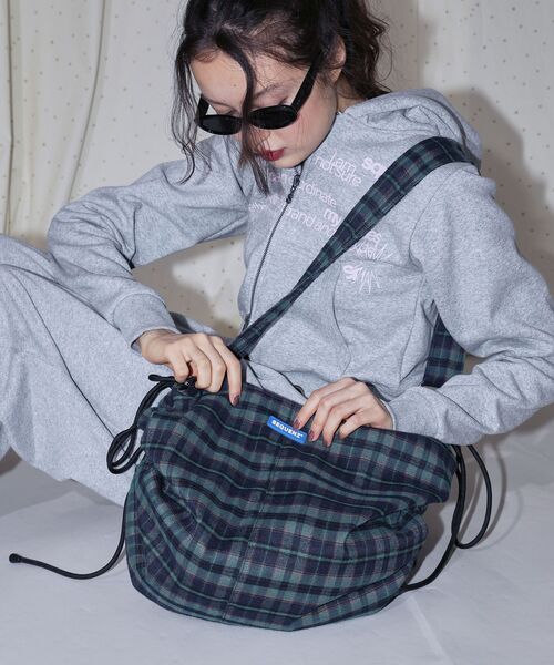 SEQUENZ（シークエンズ）の「【SEQUENZ（シークエンズ）】SHOULDER GATHER BAG / テック ショルダーバッグ 調節可能 ドローコード（ショルダーバッグ・レディース・ネイビー/その他1/その他2/ブラック/レッド/その他3/グリーン/ピンク・FREE）」の15枚目の写真