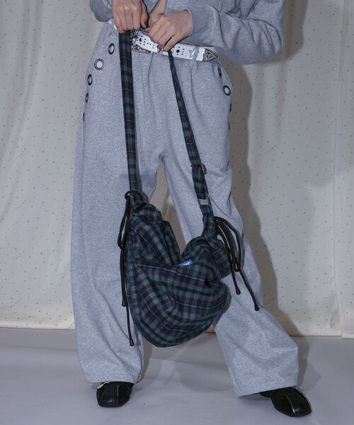 SEQUENZ（シークエンズ）の「【SEQUENZ（シークエンズ）】SHOULDER GATHER BAG / テック ショルダーバッグ 調節可能 ドローコード（ショルダーバッグ・レディース・ネイビー/その他1/その他2/ブラック/レッド/その他3/グリーン/ピンク・FREE）」の17枚目の写真