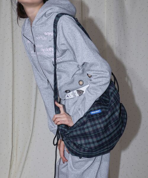 SEQUENZ（シークエンズ）の「【SEQUENZ（シークエンズ）】SHOULDER GATHER BAG / テック ショルダーバッグ 調節可能 ドローコード（ショルダーバッグ・レディース・ネイビー/その他1/その他2/ブラック/レッド/その他3/グリーン/ピンク・FREE）」の19枚目の写真