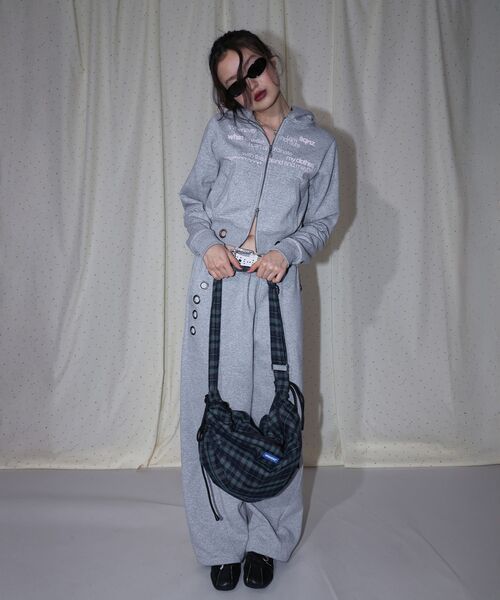 SEQUENZ（シークエンズ）の「【SEQUENZ（シークエンズ）】SHOULDER GATHER BAG / テック ショルダーバッグ 調節可能 ドローコード（ショルダーバッグ・レディース・ネイビー/その他1/その他2/ブラック/レッド/その他3/グリーン/ピンク・FREE）」の20枚目の写真