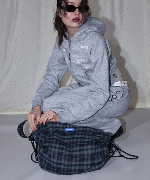 SEQUENZ（シークエンズ）の「【SEQUENZ（シークエンズ）】SHOULDER GATHER BAG / テック ショルダーバッグ 調節可能 ドローコード（ショルダーバッグ・レディース・ネイビー/その他1/その他2/ブラック/レッド/その他3/グリーン/ピンク・FREE）」の21枚目の写真