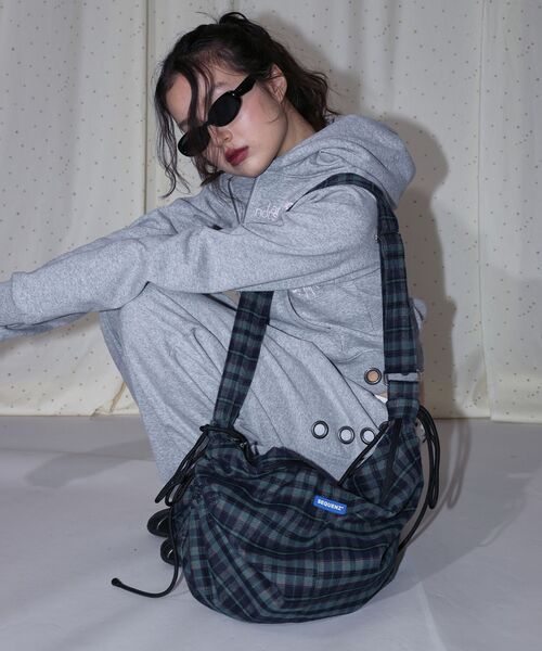 SEQUENZ（シークエンズ）の「【SEQUENZ（シークエンズ）】SHOULDER GATHER BAG / テック ショルダーバッグ 調節可能 ドローコード（ショルダーバッグ・レディース・ネイビー/その他1/その他2/ブラック/レッド/その他3/グリーン/ピンク・FREE）」の22枚目の写真