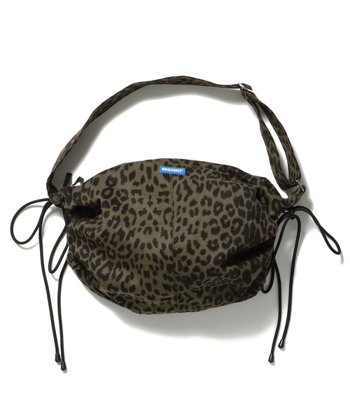 SEQUENZ（シークエンズ）の「【SEQUENZ（シークエンズ）】SHOULDER GATHER BAG / テック ショルダーバッグ 調節可能 ドローコード（ショルダーバッグ・レディース・ネイビー/その他1/その他2/ブラック/レッド/その他3/グリーン/ピンク・FREE）」の8枚目の写真