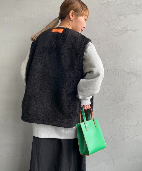 UNIVERSAL OVERALL（ユニバーサルオーバーオール）の「[UNIVERSAL OVERALL/ユニバーサルオーバーオール] 別注 リバーシブルボアベスト（ベスト・レディース・ブラック/グレイッシュベージュ・M/L/XL）」の12枚目の写真