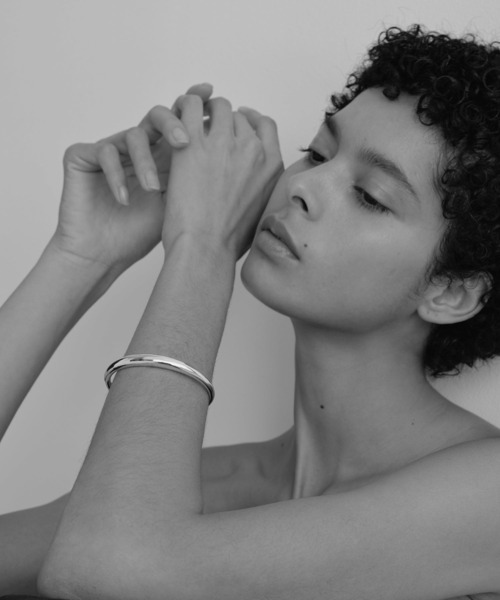 ISOLATION（アイソレーション）の「【ISOLATION / アイソレーション】Silver925 Bold Bangle / シルバー925 ボールドバングル（バングル/リストバンド・レディース・ゴールド・S/M）」の3枚目の写真