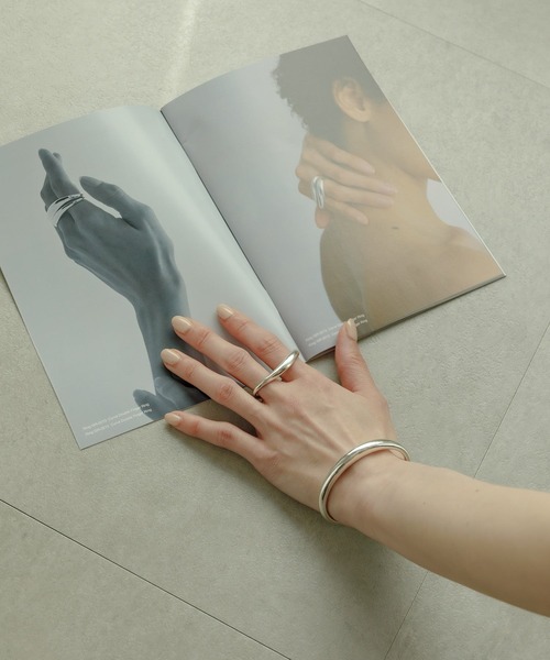 ISOLATION（アイソレーション）の「【ISOLATION / アイソレーション】Silver925 Bold Bangle / シルバー925 ボールドバングル（バングル/リストバンド・レディース・ゴールド・S/M）」の4枚目の写真