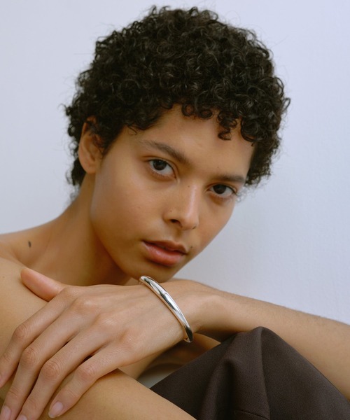 ISOLATION（アイソレーション）の「【ISOLATION / アイソレーション】Silver925 Bold Bangle / シルバー925 ボールドバングル（バングル/リストバンド・レディース・ゴールド・S/M）」の10枚目の写真