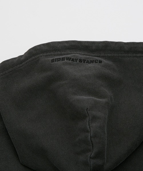 SIDEWAY STANCE（サイドウェイスタンス）の「【SIDEWAY STANCE】ピグメント 刺しゅうデザイン スウェット ジップパーカー（パーカー・メンズ・ブラック/ブラウン系/ブラウン/ブラック系・SMALL/MEDIUM/LARGE/X-LARGE）」の12枚目の写真