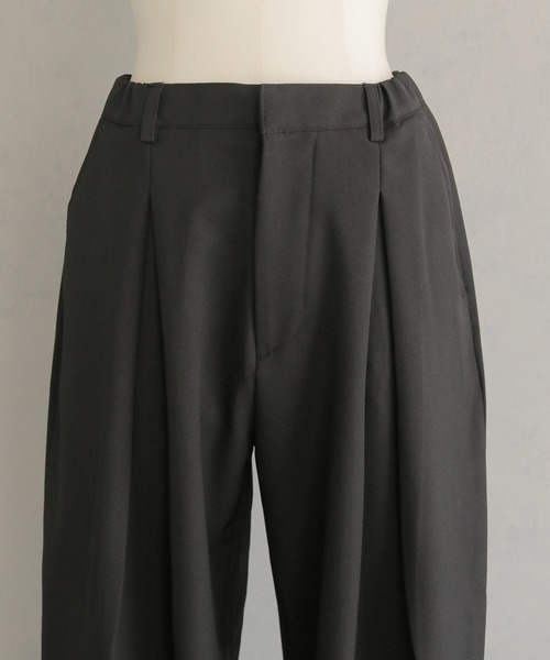 cheriella(シェリエラ)の「【cheriella】センタータックワイドパンツ CENTER TUCK WIDE PANTS(スラックス・レディース・チャコール/ブラック・FREE)」の5枚目の写真