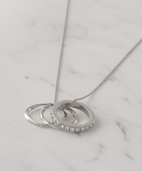 SHOO・LA・RUE（シューラルー）の「◆トリプルカスタムリングネックレス（ネックレス・レディース・ピンクゴールド/ゴールド/シルバー系その他/シルバー・00）」の2枚目の写真