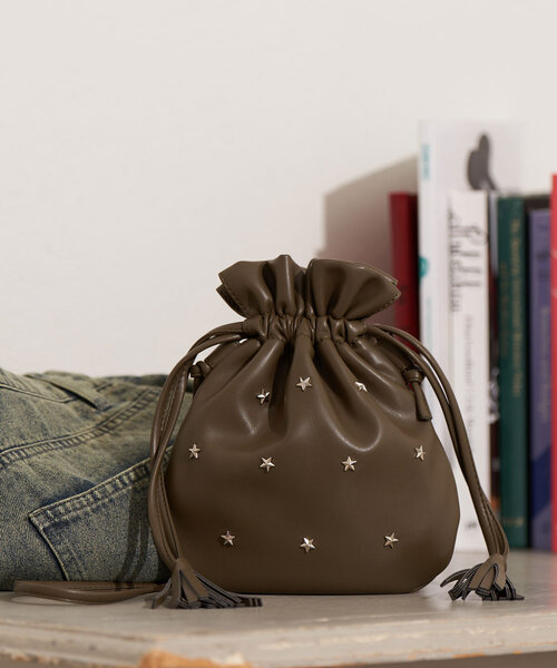 CIAOPANIC(チャオパニック)の「星スタッズタッセル巾着バッグ(ショルダーバッグ・レディース・ブラック/ブラウン/レッド・FREE)」の1枚目の写真