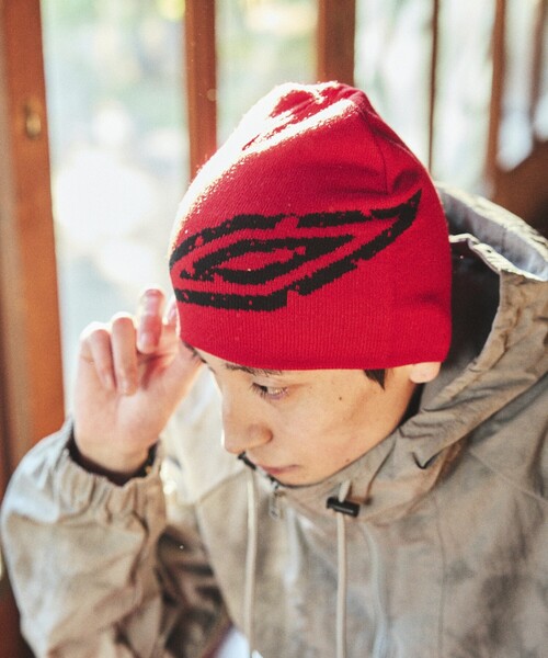 UMBRO（アンブロ）の「UMBRO/アンブロ 別注 Splash Logo Beanie/スプラッシュ ロゴ ビーニー（ニットキャップ/ビーニー・メンズ・チャコールグレー/ブルー/ブラック/ホワイト/レッド・ONE SIZE）」の5枚目の写真