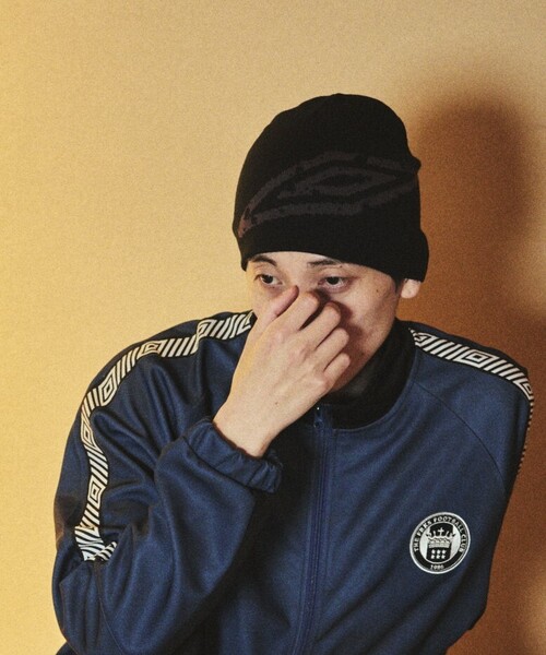 UMBRO（アンブロ）の「UMBRO/アンブロ 別注 Splash Logo Beanie/スプラッシュ ロゴ ビーニー（ニットキャップ/ビーニー・メンズ・チャコールグレー/ブルー/ブラック/ホワイト/レッド・ONE SIZE）」の3枚目の写真