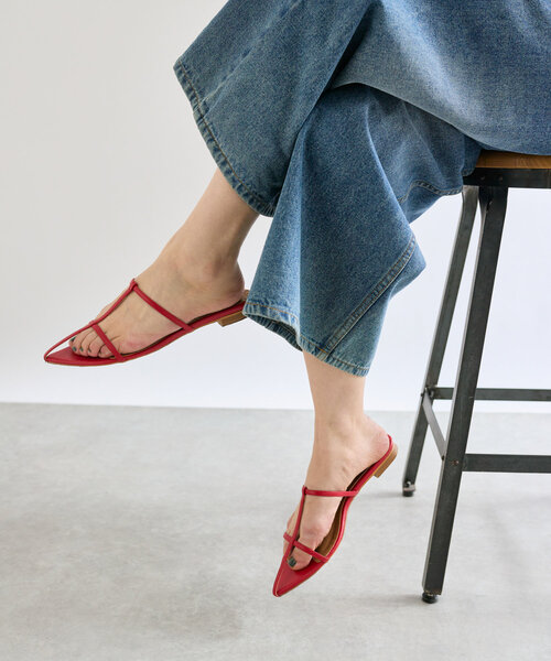 RIVE DROITE（リヴドロワ）の「【コーデのポイントに】ポインテッドラインミュール（サンダル・レディース・ホワイト/ブラック/ブラック系その他2/レッド・38/37）」の4枚目の写真