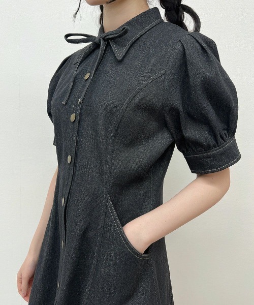 F i.n.t（フィント）の「【2サイズ展開】リボンタイ付きパフスリーブデニムワンピース/ fint　フィント（ワンピース・レディース・インディゴブルー/ブラック・1/2）」の4枚目の写真