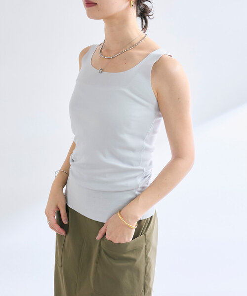 RIVE DROITE(リヴドロワ)の「【新色追加/RIVE DROITE 名品インナー】シームレスタンク(タンクトップ・レディース・ダークグレー/チャコールグレー/ライトグレー/ライトベージュ/ブラック/モカ・FREE)」の3枚目の写真
