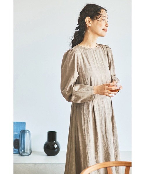 and myera（アンド マイラ）の「ａｎｄ　ｍｙｅｒａ　大人なワンピース（ワンピース・レディース・ベージュ・L/LL/M/S）」の2枚目の写真