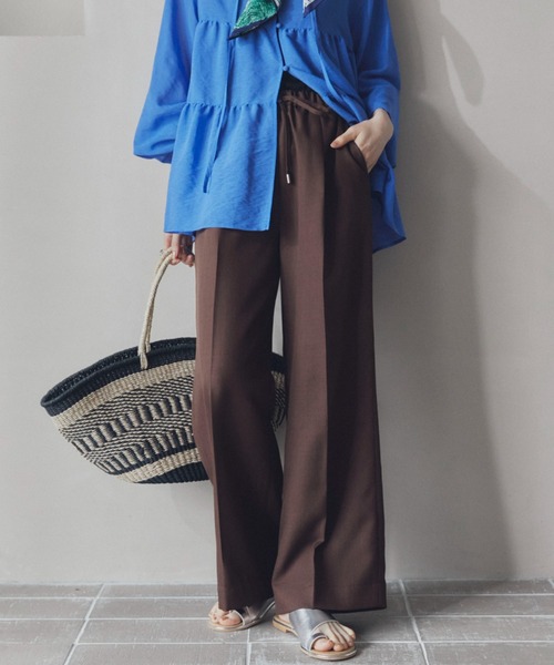 Doux archives（ドゥアルシーヴ）の「センタープレスイージーパンツ（その他パンツ・レディース・グリーン/ブラウン/イエロー・36/38）」の2枚目の写真