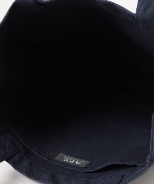 A.P.C.（アーペーセー）の「TOTE LOU DANGO（トートバッグ・メンズ・ダークネイビー・ONESIZE）」の3枚目の写真