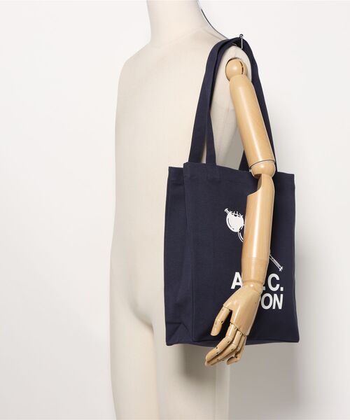 A.P.C.（アーペーセー）の「TOTE LOU DANGO（トートバッグ・メンズ・ダークネイビー・ONESIZE）」の2枚目の写真