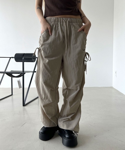 4INT.(フォイント)の「ナイロン ドローストリング サイドシャーリング ピンタック ワイド パンツ(その他パンツ・レディース・ブラック/グレー/ベージュ・FREE)」の3枚目の写真
