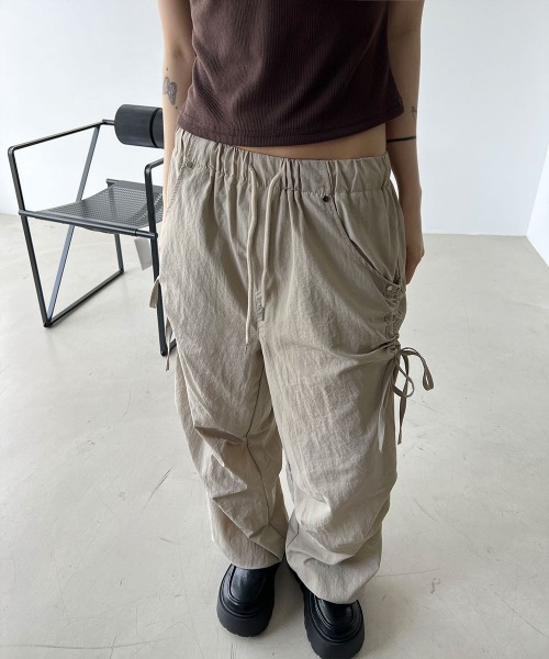 4INT.(フォイント)の「ナイロン ドローストリング サイドシャーリング ピンタック ワイド パンツ(その他パンツ・レディース・ブラック/グレー/ベージュ・FREE)」の7枚目の写真