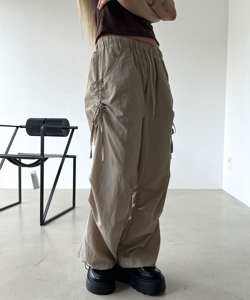 4INT.(フォイント)の「ナイロン ドローストリング サイドシャーリング ピンタック ワイド パンツ(その他パンツ・レディース・ブラック/グレー/ベージュ・FREE)」の10枚目の写真