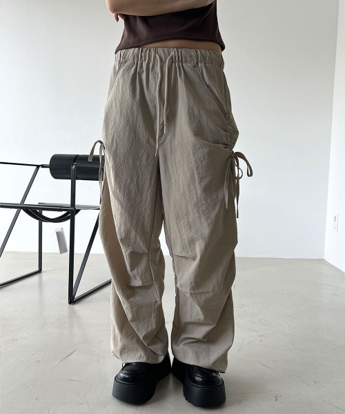 4INT.(フォイント)の「ナイロン ドローストリング サイドシャーリング ピンタック ワイド パンツ(その他パンツ・レディース・ブラック/グレー/ベージュ・FREE)」の13枚目の写真