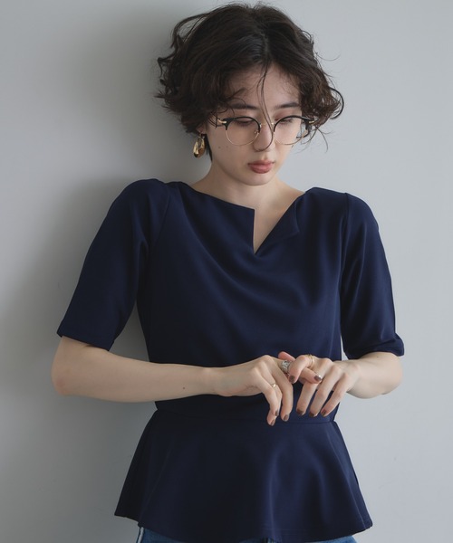&. NOSTALGIA(アンドドットノスタルジア)の「【ZOZO限定】わきこのコスメ部屋コラボ キーネックペプラムトップス(Tシャツ/カットソー・レディース・ネイビー/チャコールグレー/オフホワイト/グレイッシュベージュ・M)」の4枚目の写真