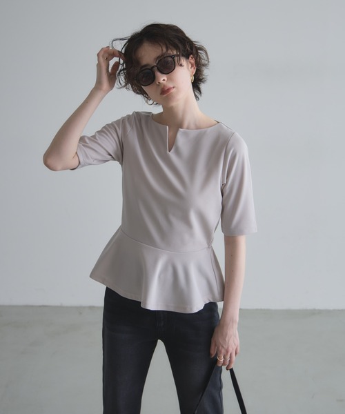 &. NOSTALGIA(アンドドットノスタルジア)の「【ZOZO限定】わきこのコスメ部屋コラボ キーネックペプラムトップス(Tシャツ/カットソー・レディース・ネイビー/チャコールグレー/オフホワイト/グレイッシュベージュ・M)」の3枚目の写真