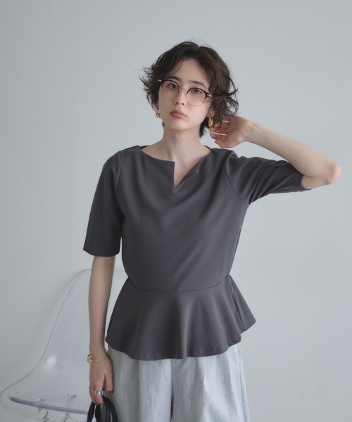 &. NOSTALGIA(アンドドットノスタルジア)の「【ZOZO限定】わきこのコスメ部屋コラボ キーネックペプラムトップス(Tシャツ/カットソー・レディース・ネイビー/チャコールグレー/オフホワイト/グレイッシュベージュ・M)」の2枚目の写真