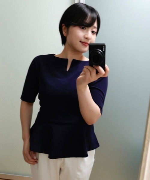 &. NOSTALGIA(アンドドットノスタルジア)の「【ZOZO限定】わきこのコスメ部屋コラボ キーネックペプラムトップス(Tシャツ/カットソー・レディース・ネイビー/チャコールグレー/オフホワイト/グレイッシュベージュ・M)」の5枚目の写真