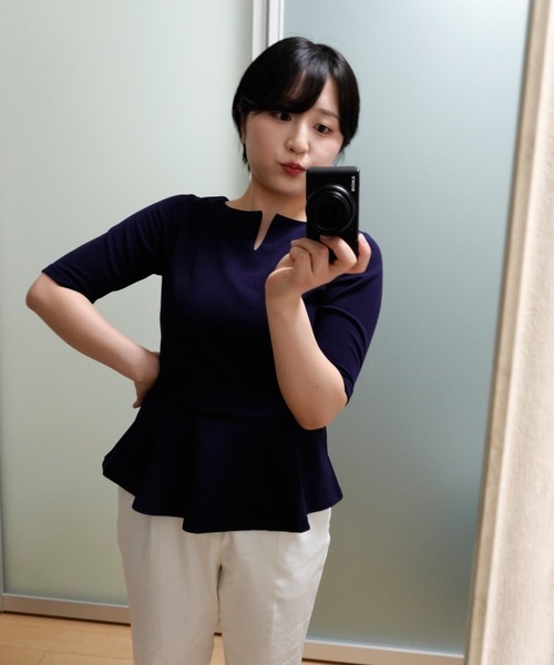 &. NOSTALGIA(アンドドットノスタルジア)の「【ZOZO限定】わきこのコスメ部屋コラボ キーネックペプラムトップス(Tシャツ/カットソー・レディース・ネイビー/チャコールグレー/オフホワイト/グレイッシュベージュ・M)」の6枚目の写真