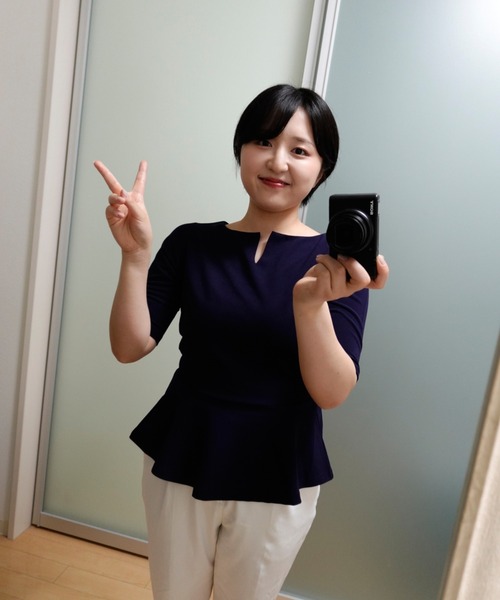 &. NOSTALGIA(アンドドットノスタルジア)の「【ZOZO限定】わきこのコスメ部屋コラボ キーネックペプラムトップス(Tシャツ/カットソー・レディース・ネイビー/チャコールグレー/オフホワイト/グレイッシュベージュ・M)」の7枚目の写真