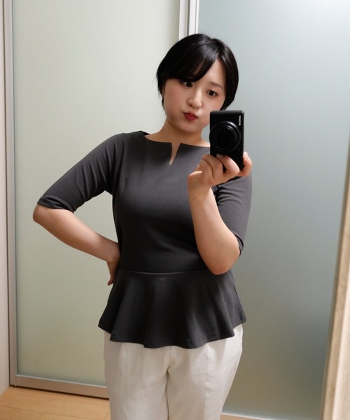 &. NOSTALGIA(アンドドットノスタルジア)の「【ZOZO限定】わきこのコスメ部屋コラボ キーネックペプラムトップス(Tシャツ/カットソー・レディース・ネイビー/チャコールグレー/オフホワイト/グレイッシュベージュ・M)」の10枚目の写真