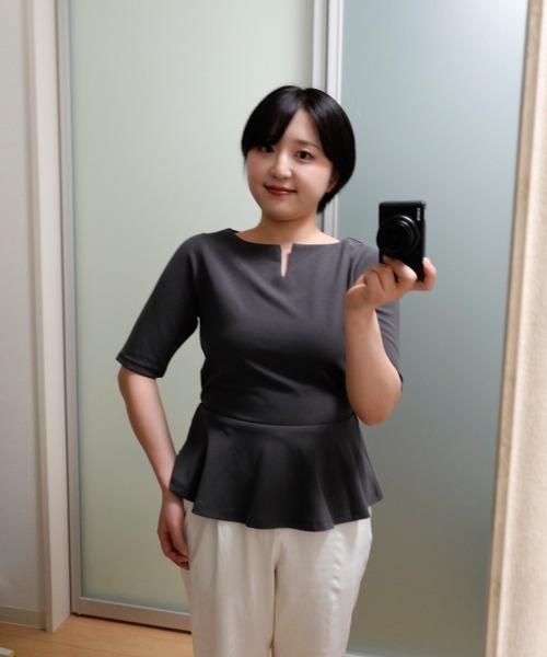 &. NOSTALGIA(アンドドットノスタルジア)の「【ZOZO限定】わきこのコスメ部屋コラボ キーネックペプラムトップス(Tシャツ/カットソー・レディース・ネイビー/チャコールグレー/オフホワイト/グレイッシュベージュ・M)」の11枚目の写真