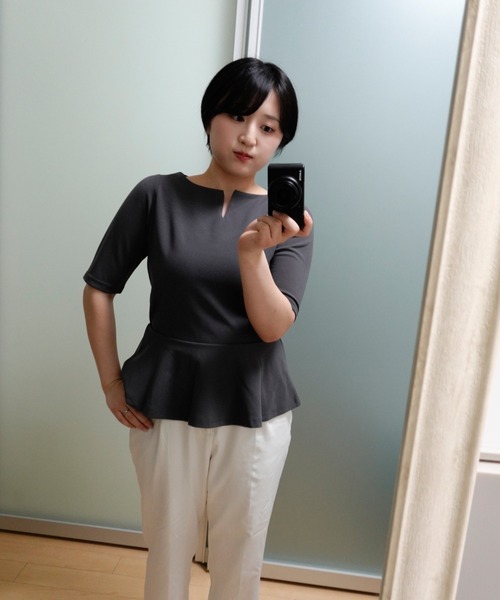 &. NOSTALGIA(アンドドットノスタルジア)の「【ZOZO限定】わきこのコスメ部屋コラボ キーネックペプラムトップス(Tシャツ/カットソー・レディース・ネイビー/チャコールグレー/オフホワイト/グレイッシュベージュ・M)」の12枚目の写真