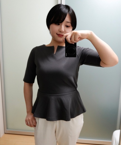 &. NOSTALGIA(アンドドットノスタルジア)の「【ZOZO限定】わきこのコスメ部屋コラボ キーネックペプラムトップス(Tシャツ/カットソー・レディース・ネイビー/チャコールグレー/オフホワイト/グレイッシュベージュ・M)」の13枚目の写真