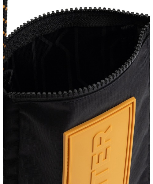 HUNTER(ハンター)の「トラベル リップストップ リサイクル ナイロン フォンポーチ(ボディバッグ/ウエストポーチ・レディース・パープル/ブラック・ONE)」の6枚目の写真