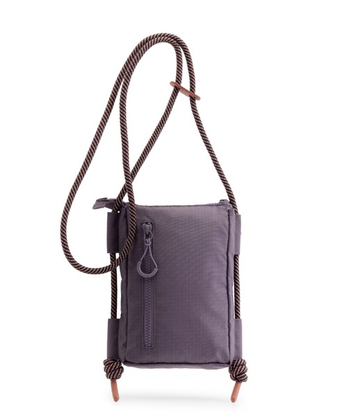 HUNTER(ハンター)の「トラベル リップストップ リサイクル ナイロン フォンポーチ(ボディバッグ/ウエストポーチ・レディース・パープル/ブラック・ONE)」の7枚目の写真