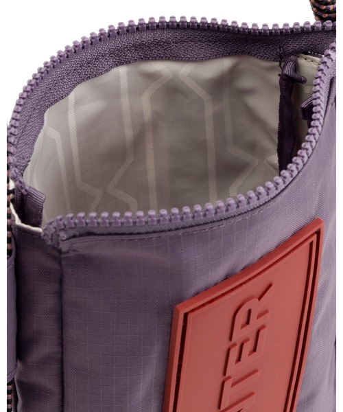 HUNTER(ハンター)の「トラベル リップストップ リサイクル ナイロン フォンポーチ(ボディバッグ/ウエストポーチ・レディース・パープル/ブラック・ONE)」の10枚目の写真