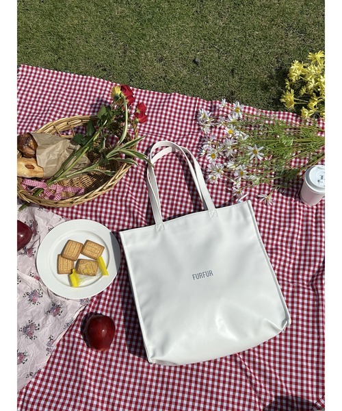 FURFUR（ファーファー）の「【USAGI ONLINE/ZOZOTOWN限定】ファスナー付きキャリーオントートバッグ（トートバッグ・レディース・アイボリー/ブラック/イエロー/レッド/ピンク/ライトブルー/ネイビー/グリーン/ブラウン/ラベンダー・F）」の2枚目の写真