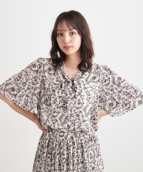 LAURA ASHLEY(ローラアシュレイ)の「【ボウタイ/同柄アイテムあり】アイロンワーク スクロール柄ブラウス(シャツ/ブラウス・レディース・アイボリー系/ネイビー系・38/40)」の1枚目の写真