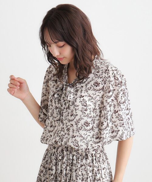LAURA ASHLEY(ローラアシュレイ)の「【ボウタイ/同柄アイテムあり】アイロンワーク スクロール柄ブラウス(シャツ/ブラウス・レディース・アイボリー系/ネイビー系・38/40)」の3枚目の写真