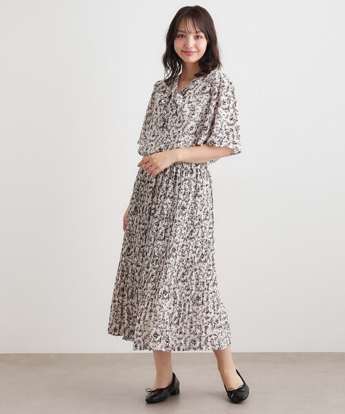 LAURA ASHLEY(ローラアシュレイ)の「【ボウタイ/同柄アイテムあり】アイロンワーク スクロール柄ブラウス(シャツ/ブラウス・レディース・アイボリー系/ネイビー系・38/40)」の4枚目の写真