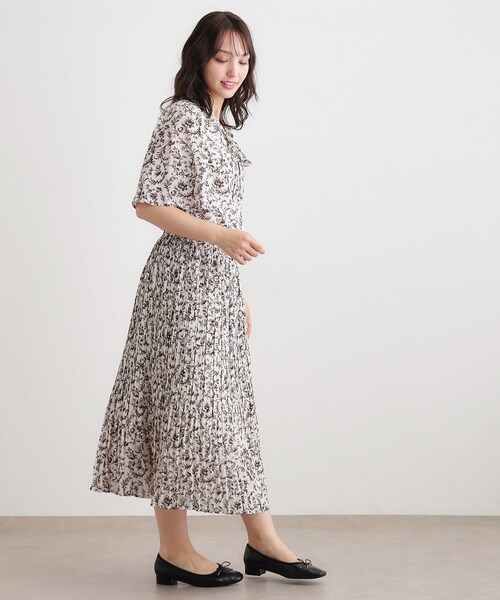 LAURA ASHLEY(ローラアシュレイ)の「【ボウタイ/同柄アイテムあり】アイロンワーク スクロール柄ブラウス(シャツ/ブラウス・レディース・アイボリー系/ネイビー系・38/40)」の5枚目の写真