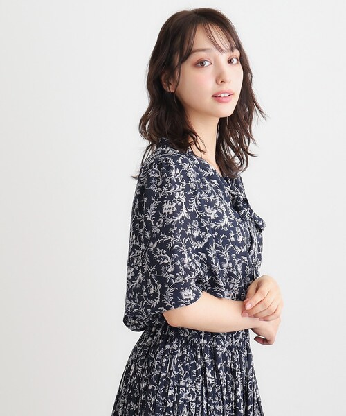 LAURA ASHLEY(ローラアシュレイ)の「【ボウタイ/同柄アイテムあり】アイロンワーク スクロール柄ブラウス(シャツ/ブラウス・レディース・アイボリー系/ネイビー系・38/40)」の7枚目の写真