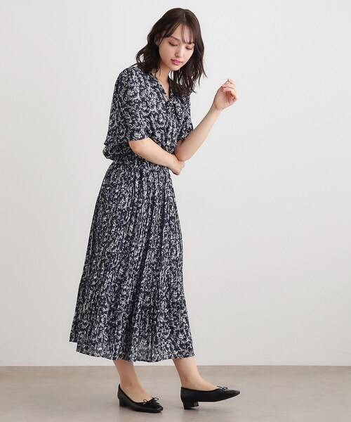 LAURA ASHLEY(ローラアシュレイ)の「【ボウタイ/同柄アイテムあり】アイロンワーク スクロール柄ブラウス(シャツ/ブラウス・レディース・アイボリー系/ネイビー系・38/40)」の8枚目の写真